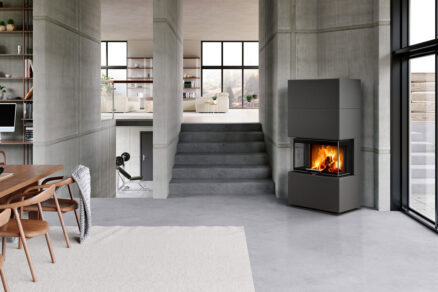 Minimalistický interiér s krbem zabudovaným ve stěně jako záložní zdroj tepla v moderním domě