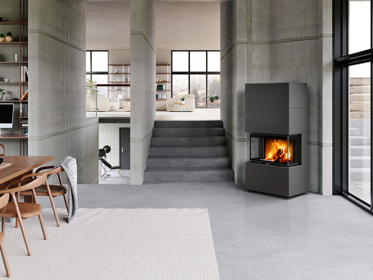 Designový akumulační krb Romotop CARA C v plechovém proveden Minimalistický interiér s krbem zabudovaným ve stěně jako záložní zdroj tepla v moderním domě