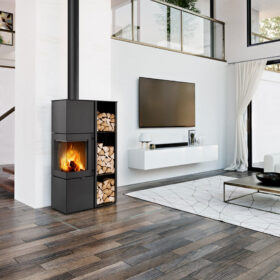 Moderní interiér s designovými krbovými kamny a zásobníkem na dřevo jako záložní zdroj tepla