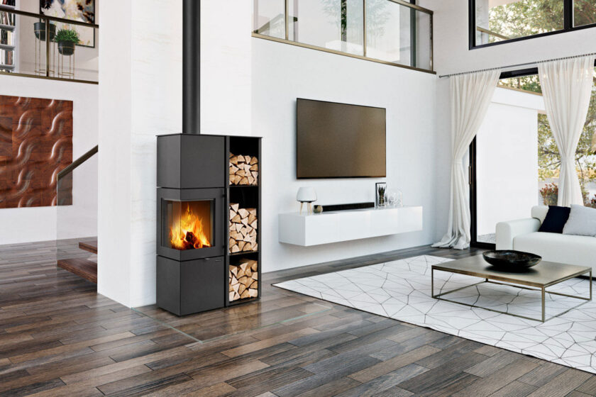 Moderní interiér s designovými krbovými kamny a zásobníkem na dřevo jako záložní zdroj tepla