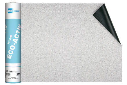 Detail asfaltového pásu Eco-Activ s bílým povrchem a vrstvou Noxite