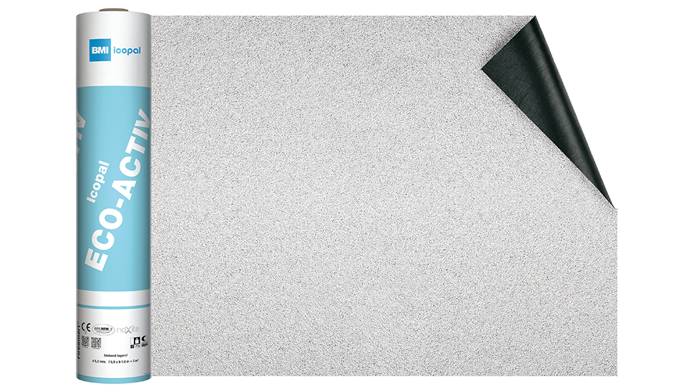 Eco Activ pas Detail asfaltového pásu Eco-Activ s bílým povrchem a vrstvou Noxite