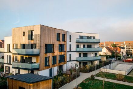 Novostavba bytového domu s dreveným obkladom a súkromným areálom