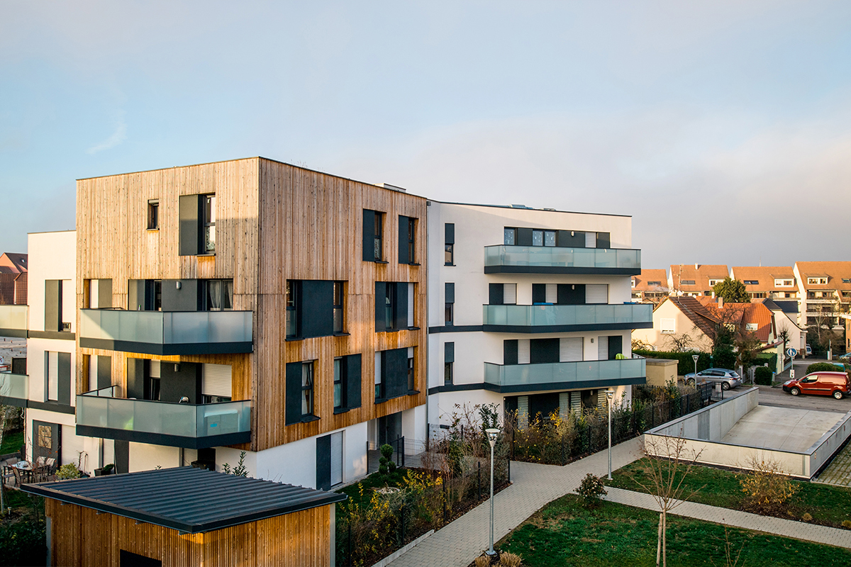 Novostavba bytového domu s dreveným obkladom a súkromným areálom