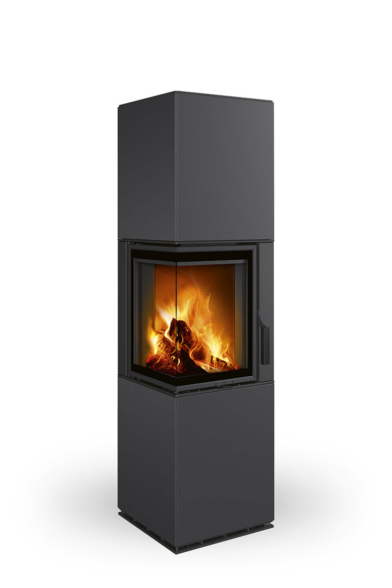 Designový akumulační krb Romotop HARMONY L HA v plechovém provedení nabízí čistý moderní vzhled a efektivní sálavé teplo pro energeticky úsporné interiéry.