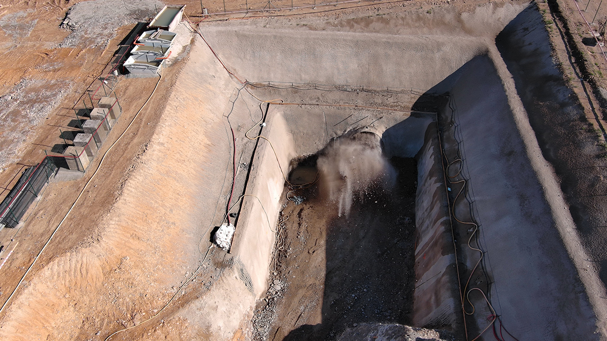 Obr. 5 Trhací práce v průzkumné štole Kamenná Vrata