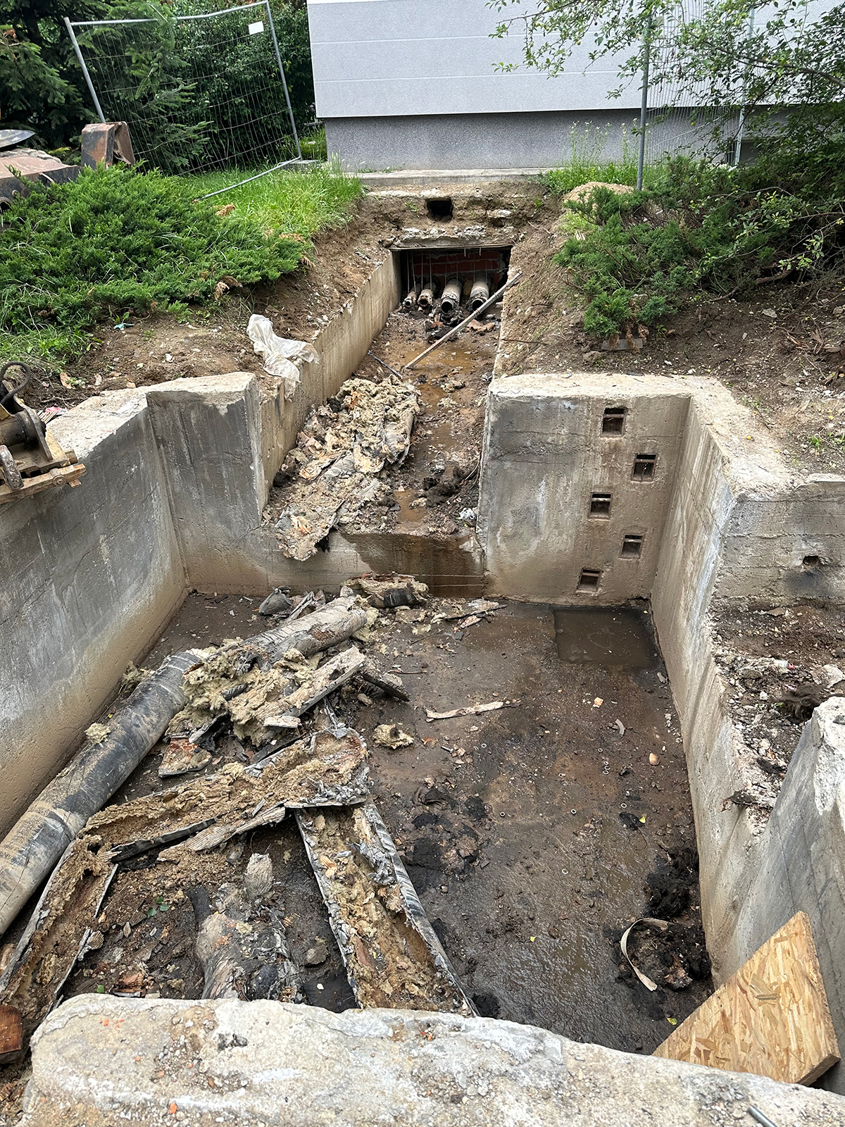 Obr. 4aObr. 3 Demontáž původních ocelových potrubí