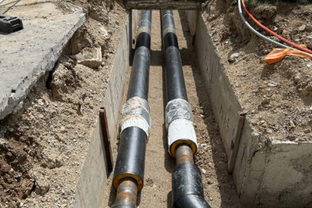 Obr. 5 Ukázka z realizace etapy v ocelovém provedení DN200 (levý obrázek) a ve flexibilním provedení NRG FibreFlex d160 (pravý obrázek), ulice Továrenská ve Zlatých Moravcích