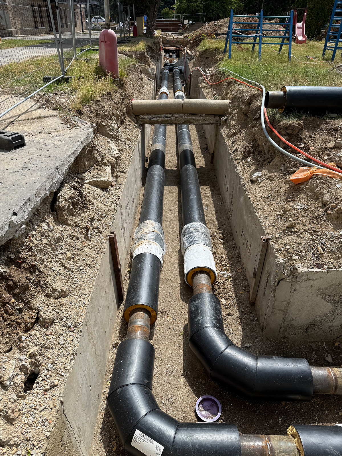 Obr. 5 Ukázka z realizace etapy v ocelovém provedení DN200 (levý obrázek) a ve flexibilním provedení NRG FibreFlex d160 (pravý obrázek), ulice Továrenská ve Zlatých Moravcích