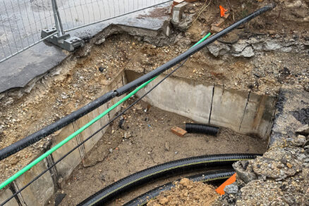 Obr. 5 Ukázka z realizace etapy ve flexibilním provedení NRG FibreFlex d160 (pravý obrázek), ulice Továrenská ve Zlatých Moravcích