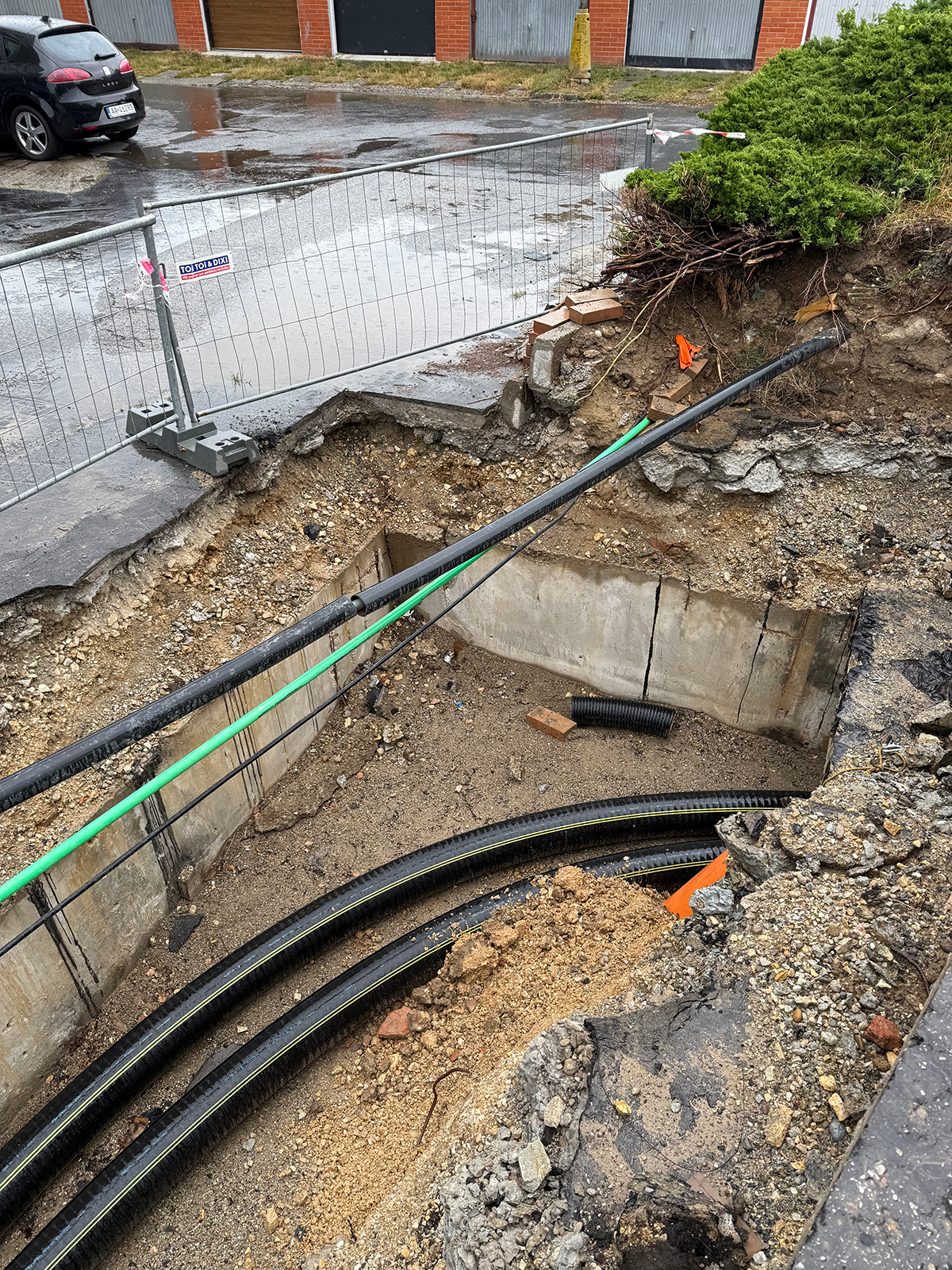 Obr. 5 Ukázka z realizace etapy ve flexibilním provedení NRG FibreFlex d160 (pravý obrázek), ulice Továrenská ve Zlatých Moravcích