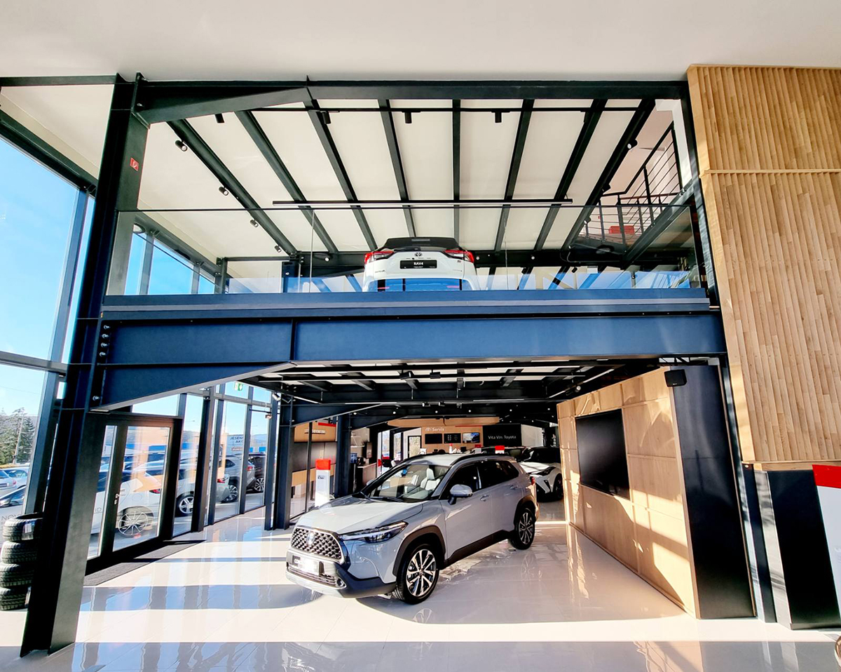 Interiér autosalonu s ocelovou konstrukcí a moderním designem