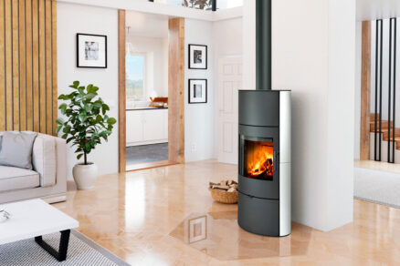 Volně stojící designová krbová kamna v světlém interiéru jako nezávislý zdroj tepla