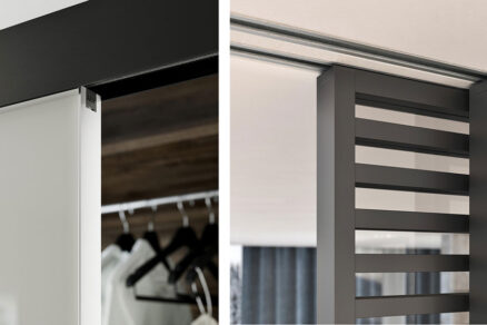 Detail uchycení dveří MASTER v posuvu TRIX TRENDY (vlevo). Detail uchycení dveří IDEALINE HORIZONTAL do posuvu do stropu PREMIUM (vpravo)