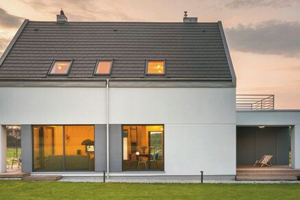 Moderní rodinný dům s velkoformátovými okny z PVC profilů Třídy A