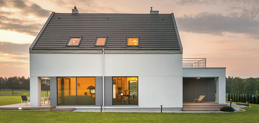 Moderní rodinný dům s velkoformátovými okny z PVC profilů Třídy A