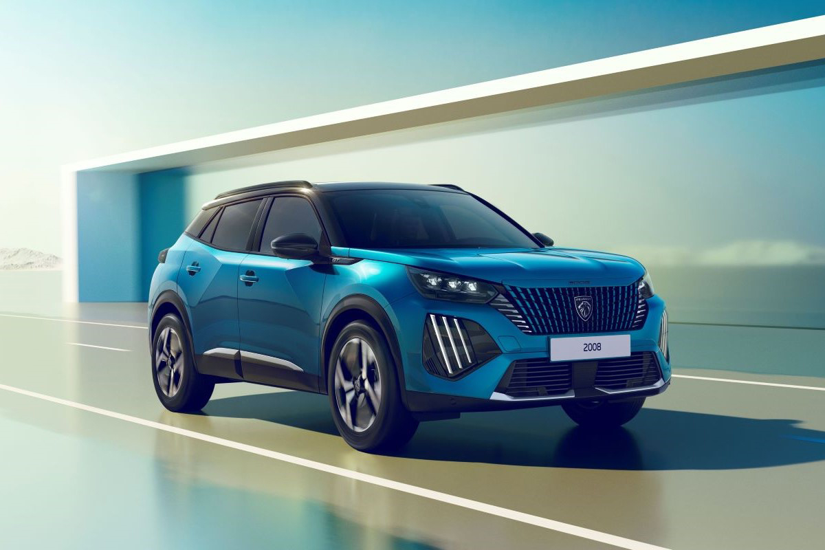 Moderní městské SUV Peugeot 2008 v modré barvě s výraznou maskou chladiče