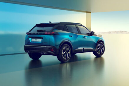 Zadní pohled na Peugeot 2008 Hybrid v moderním architektonickém prostředí