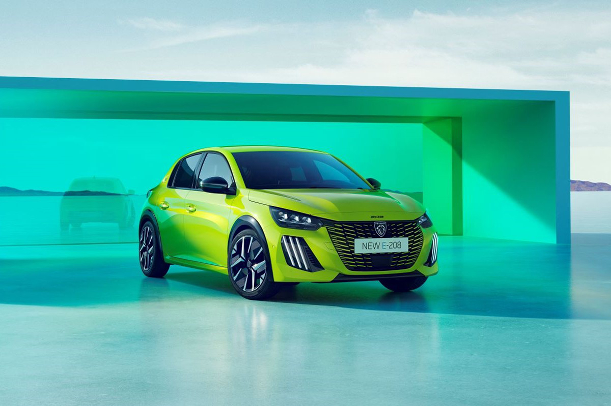 Elektrický Peugeot e-208 ve výrazné zelené barvě na futuristickém pozadí