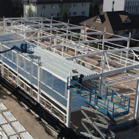 Montáž ocelové haly pomocí prefabrikovaných modulů na staveništi