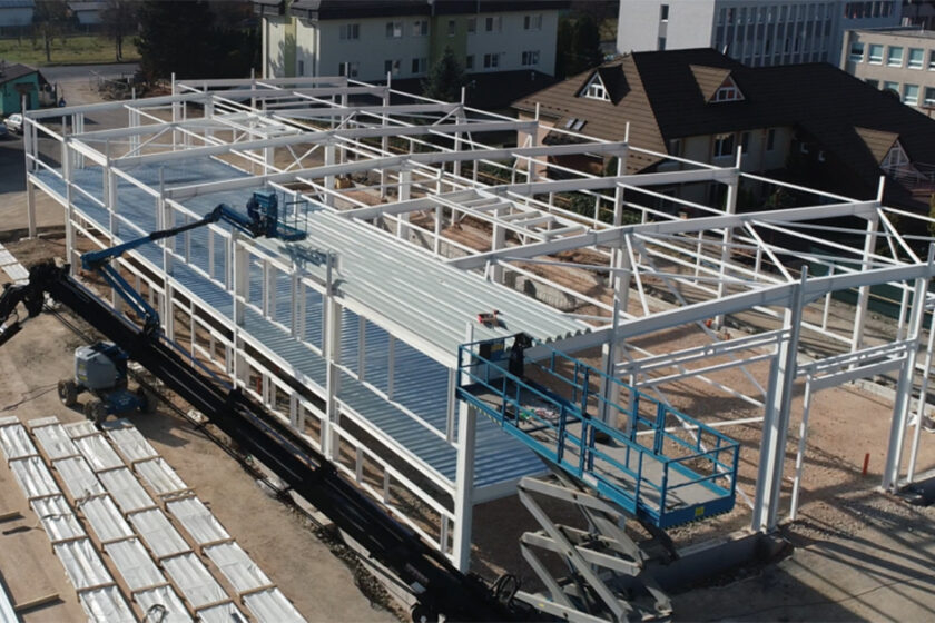 Montáž ocelové haly pomocí prefabrikovaných modulů na staveništi