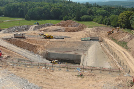 Obr. 2 Výstavba portálové jámy v úrovni třetí etáže se sjízdnou rampou