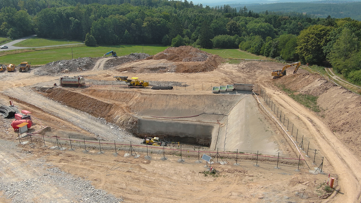 Obr. 2 Výstavba portálové jámy v úrovni třetí etáže se sjízdnou rampou