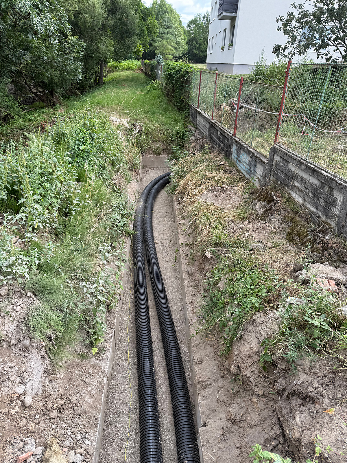 Obr. 1 Nový rozvod ústředního vytápění – napojení u ZŠ Robotnícka, NRG AustroPUR