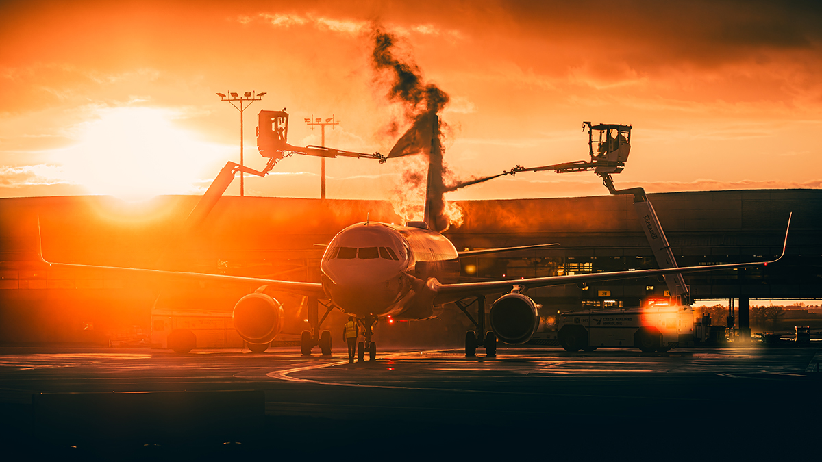 Obr. 7 Odmrazování letadel na letišti Václava Havla