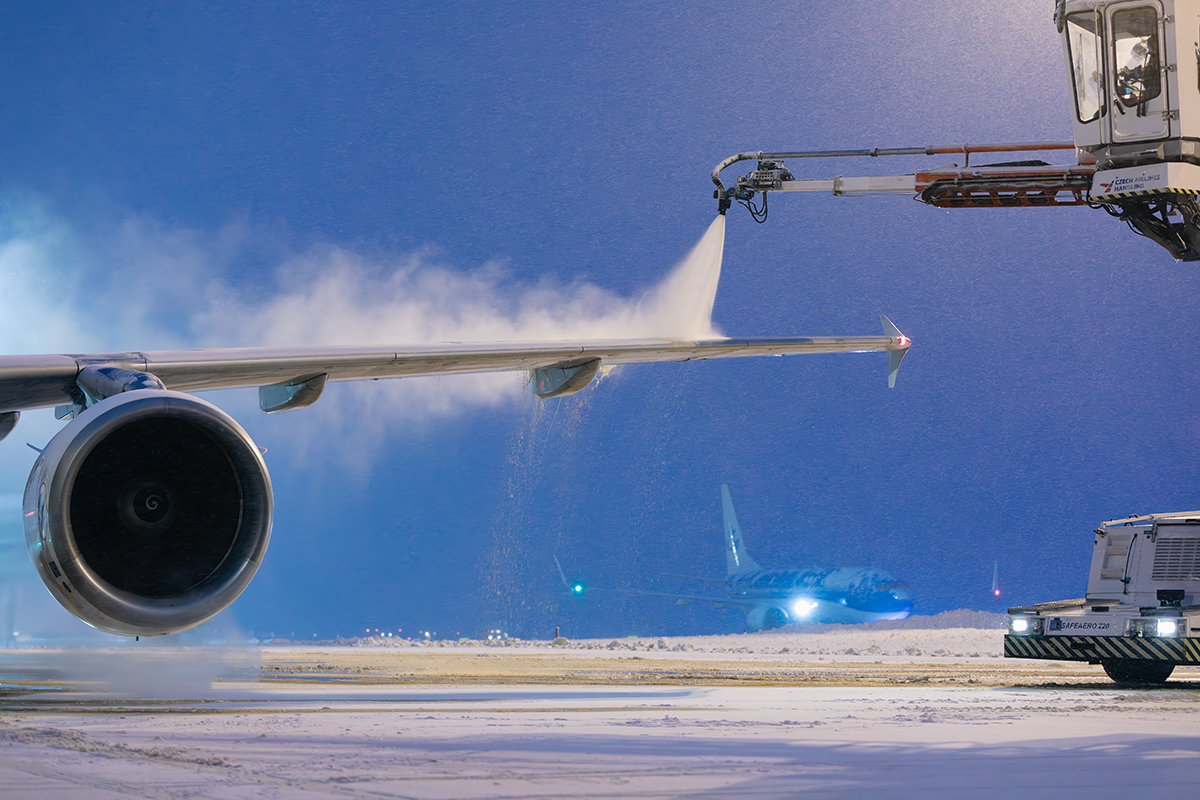 Obr. 8 Odmrazovací kapalina aplikovaná na křídla letadla