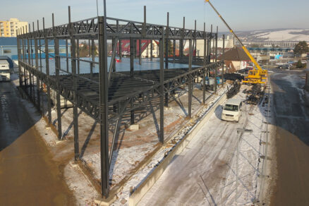 Výstavba vícepodlažní budovy s ocelovou rámovou konstrukcí v zimním období