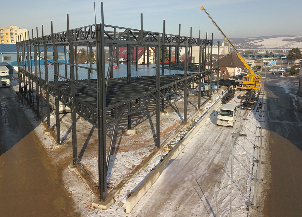 Výstavba vícepodlažní budovy s ocelovou rámovou konstrukcí v zimním období