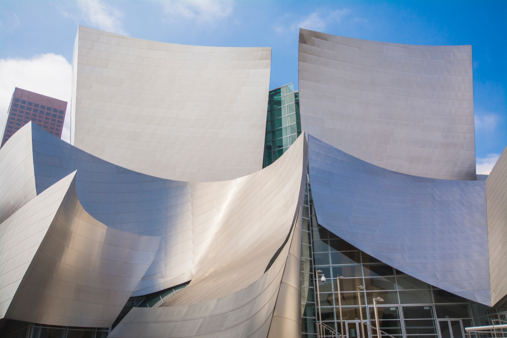 Walt Disney Concert Hall, Los Angeles (2003) - Dynamická koncertní síň s nerezovým pláštěm odrážejícím kalifornské slunce. Walt Disney Concert Hall je domovem Los Angeleské filharmonie a díky své akustice i architektuře patří mezi nejrespektovanější hudební stavby na světě.