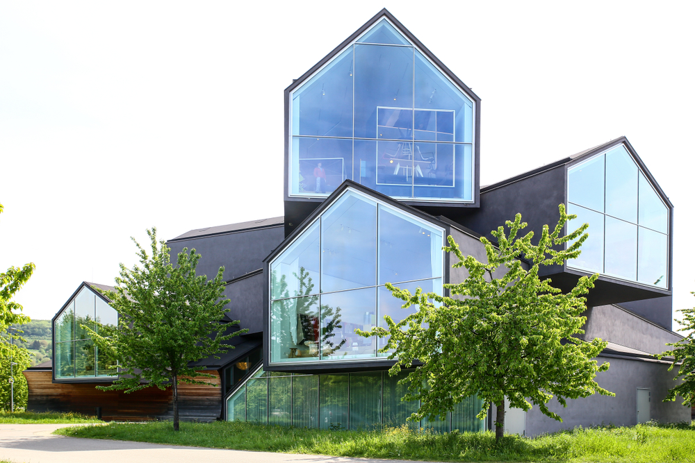 Vitra Design Museum, Weil am Rhein (1989) - Jedna z prvních evropských realizací Franka Gehryho. Muzeum designu pro firmu Vitra představuje přechod mezi tradiční a dekonstruktivistickou fází jeho tvorby. Dnes je součástí slavného Vitra kampusu s díly světových architektů.