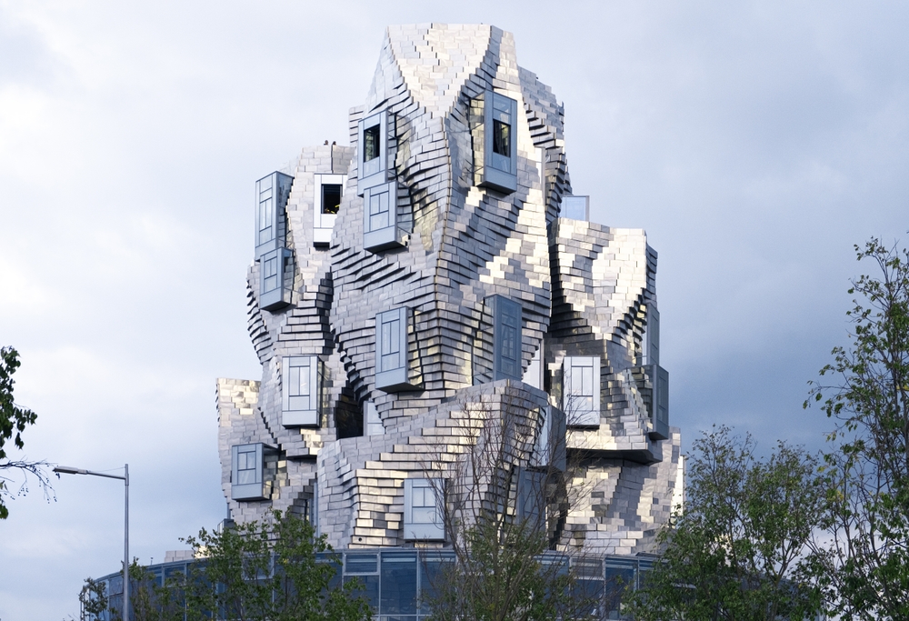 Luma Arles, Arles (2021) - Kulturní centrum v jižní Francii navržené pro Luma Foundation připomíná křišťálovou věž nebo skalní útvar v krajině Provence. Fasáda ze zrcadlových hliníkových panelů a skla reaguje na světlo i okolní prostředí. Gehry zde vytvořil novodobý orientační bod pro město a současně prostor pro umění, výzkum i veřejné aktivity.