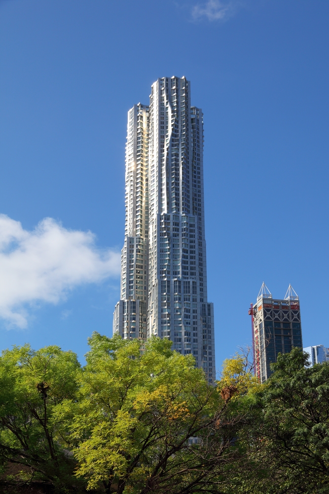 8 Spruce Street (New York by Gehry), New York (2011) - Rezidenční mrakodrap na dolním Manhattanu představuje Gehryho vstup do výškové architektury. Jeho zvlněná fasáda dodává vertikálnímu objemu plastický pohyb, přičemž budova patří k nejvýraznějším obytným projektům v panoramatu New Yorku.