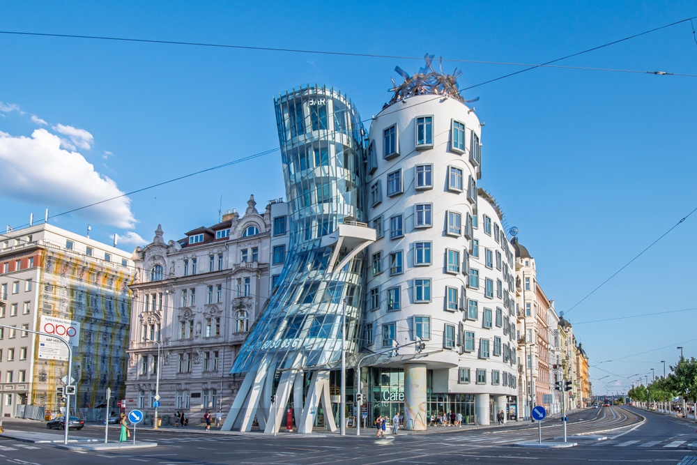 Tančící dům, Praha (1996) - Ikonická stavba na pražském nábřeží vznikla ve spolupráci s Vladem Milunićem a symbolizuje tančící pár „Ginger a Fred“. Tančící dům patří mezi první moderní realizace v historickém centru Prahy po roce 1989 a ukázal odvahu otevřít město současné architektuře.