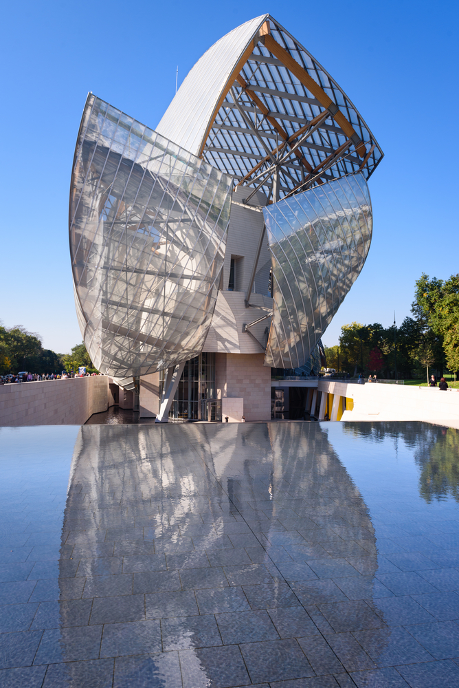 Fondation Louis Vuitton, Paříž (2014) - Muzeum a kulturní centrum v pařížském Bois de Boulogne připomíná futuristickou loď plující lesoparkem. Gehry zde opět posunul hranice technologií i estetiky, přičemž budova je postavena s důrazem na ekologii a světelnou práci s prostorem.