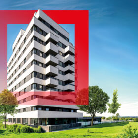 Moderní bytový dům s bílou fasádou a výraznou architekturou v zelené krajině, s grafickým prvkem symbolizujícím značku Baumit.