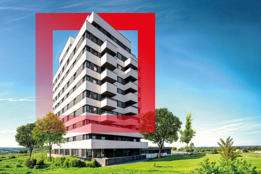 Moderní bytový dům s bílou fasádou a výraznou architekturou v zelené krajině, s grafickým prvkem symbolizujícím značku Baumit.