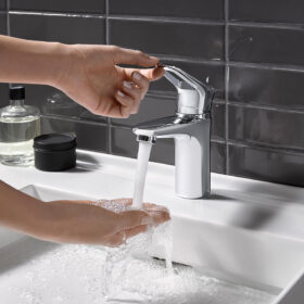 Umyvadlová baterie s perlátorem pro úsporu vody a hygienický provoz