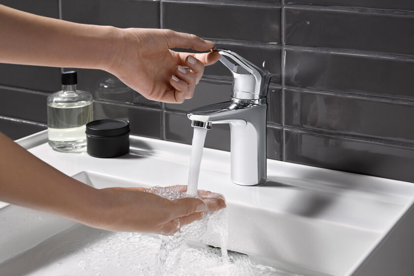 Umyvadlová baterie s perlátorem pro úsporu vody a hygienický provoz