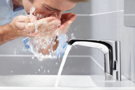 Mytí obličeje u elektronické baterie s laminárním proudem