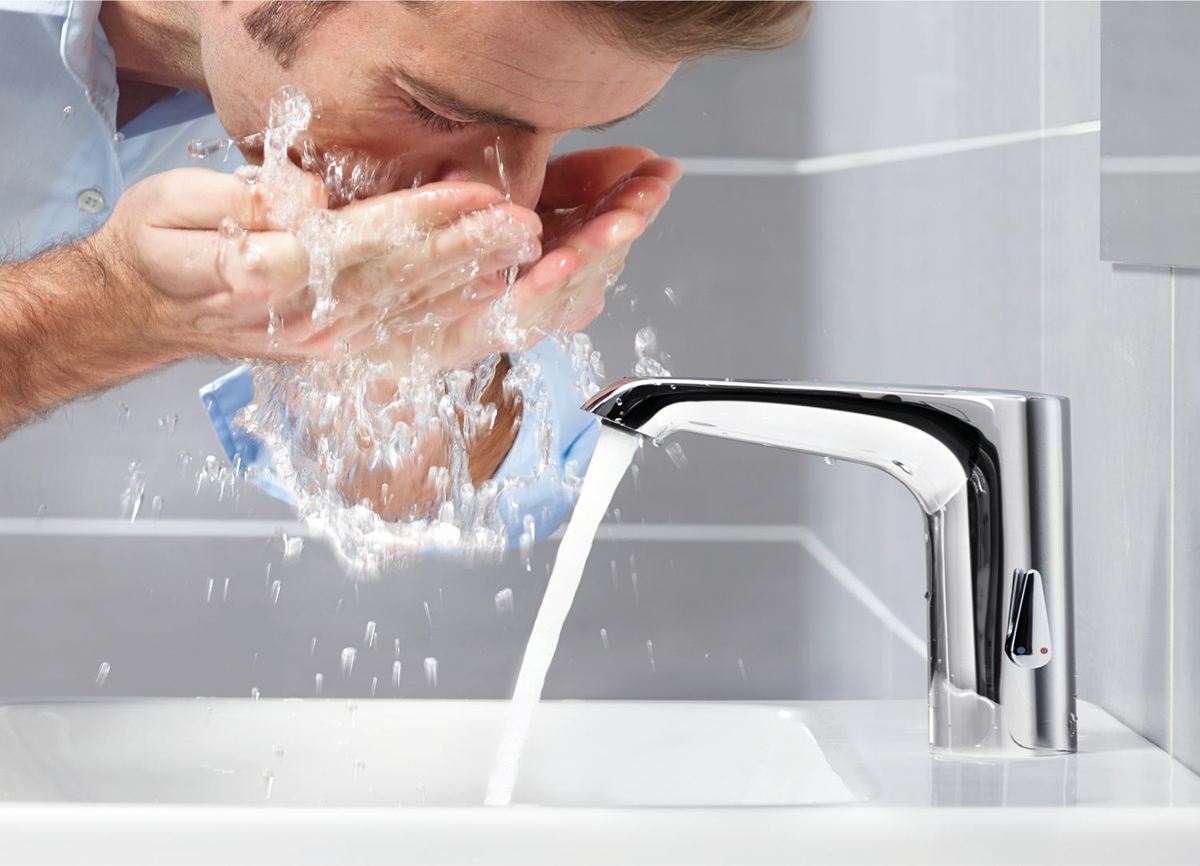 Mytí obličeje u elektronické baterie s laminárním proudem