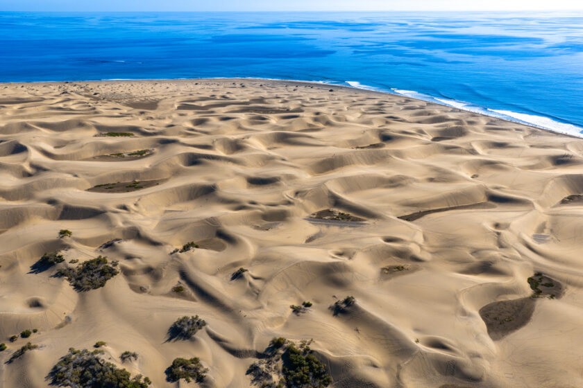 Letecký pohled na saharské písečné duny