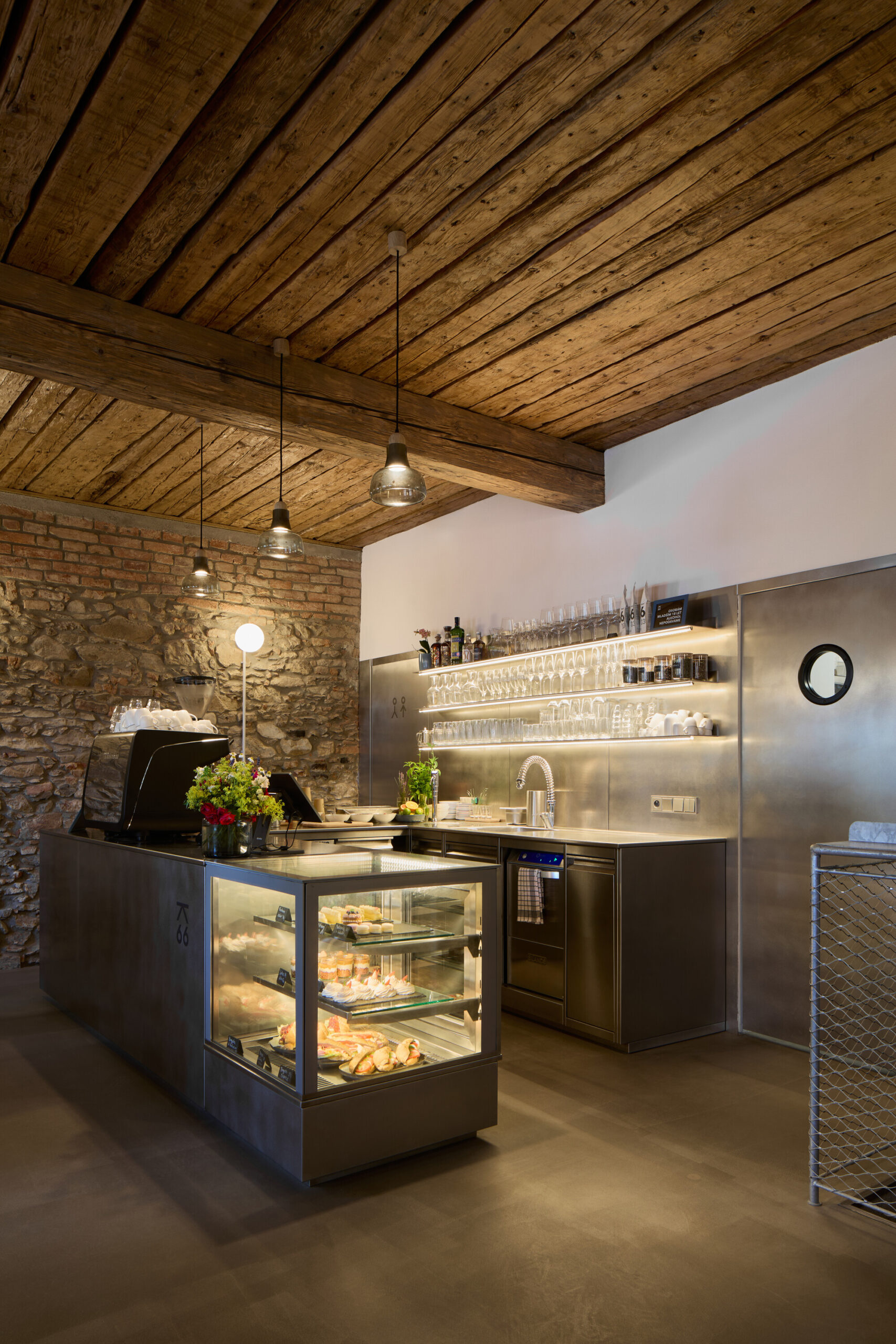 K66 | Dům s kavárnou