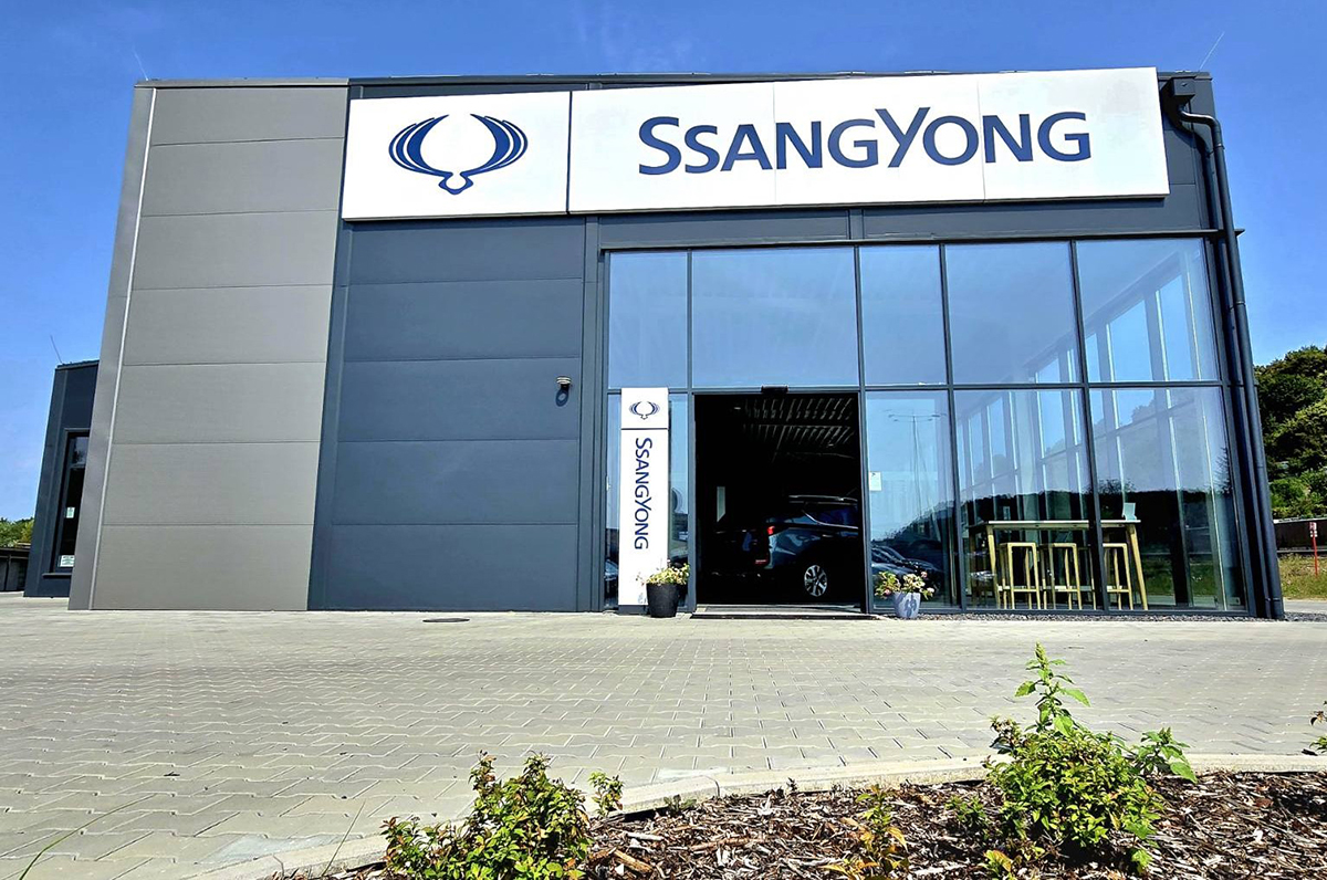 Montovaný showroom s hliníkovou fasádou a velkoformátovým zasklením