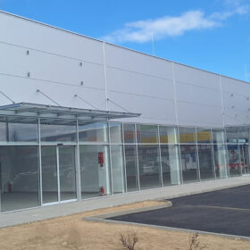 Technologicky vyspělá montovaná komerční hala s proskleným vstupem