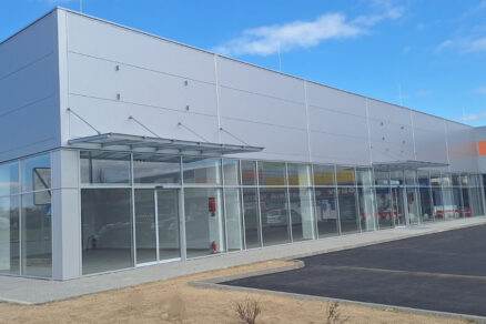 Technologicky vyspělá montovaná komerční hala s proskleným vstupem