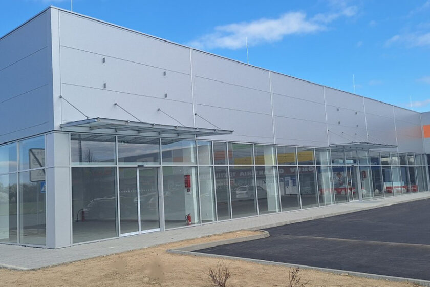 Technologicky vyspělá montovaná komerční hala s proskleným vstupem